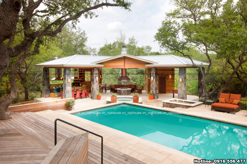 Thiết kế cảnh quan nhà vườn: Bể bơi đảm bảo cảnh quan và phong thủy cho ngôi nhà.